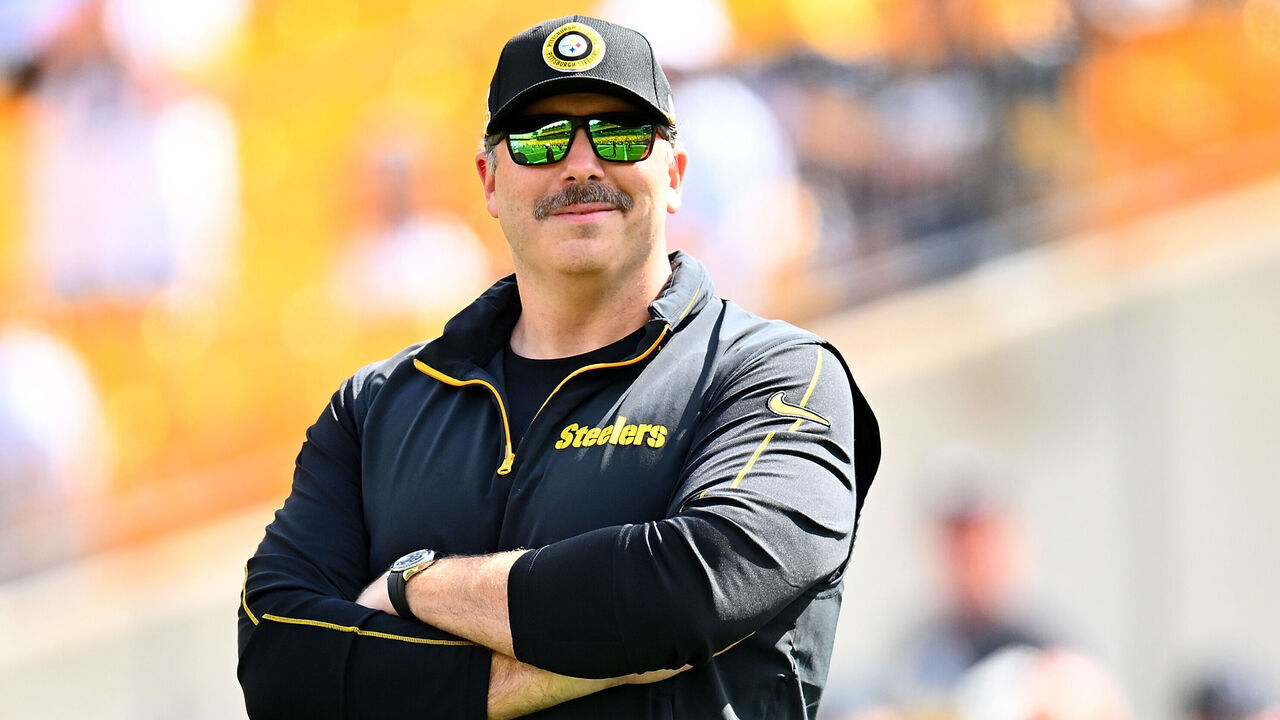 PITTSBURGH, PENNSYLVANIA - SEPTEMBER 22: Offensive coordinator Arthur Smith of the Pittsburgh Steelers looks on prior to the game against the Los Angeles Chargers at Acrisure Stadium on September 22, 2024 in Pittsburgh, Pennsylvania.