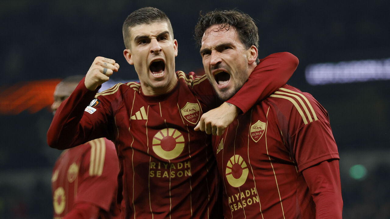 LONDON, ENGLAND - NOVEMBER 28: Gianluca Mancini and Mats Hummels of AS Roma celebrate equaizing goal during the UEFA Europa League 2024/25 League Phase MD5 match between Tottenham Hotspur and AS Roma at Tottenham Hotspur Stadium on November 28, 2024 in London, England.