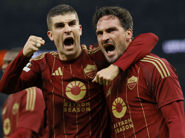 LONDON, ENGLAND - NOVEMBER 28: Gianluca Mancini and Mats Hummels of AS Roma celebrate equaizing goal during the UEFA Europa League 2024/25 League Phase MD5 match between Tottenham Hotspur and AS Roma at Tottenham Hotspur Stadium on November 28, 2024 in London, England.