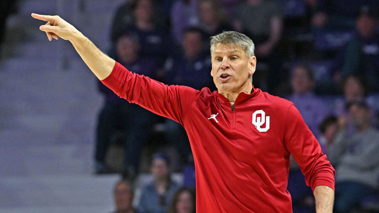 MANHATTAN, KS - JANUARY 30: Head coach Porter Moser of the Oklahoma Sooners calls out instructions in the first half against the Kansas State Wildcats at Bramlage Coliseum on January 30, 2024 in Manhattan, Kansas.