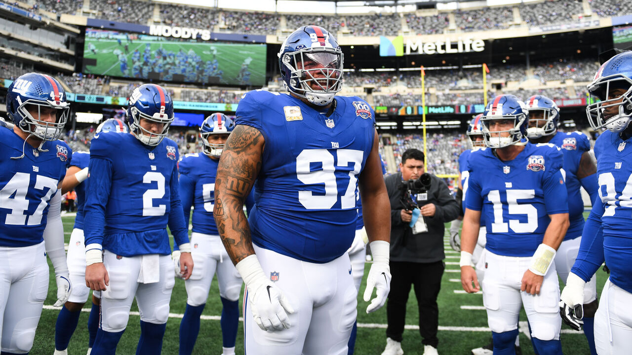 EAST RUTHERFORD, NEW JERSEY - NOVEMBER 24: Dexter Lawrence II #97 of the New York Giants yells out in a huddle prior to the start of the game against the Tampa Bay Buccaneers at MetLife Stadium on November 24, 2024 in East Rutherford, New Jersey.