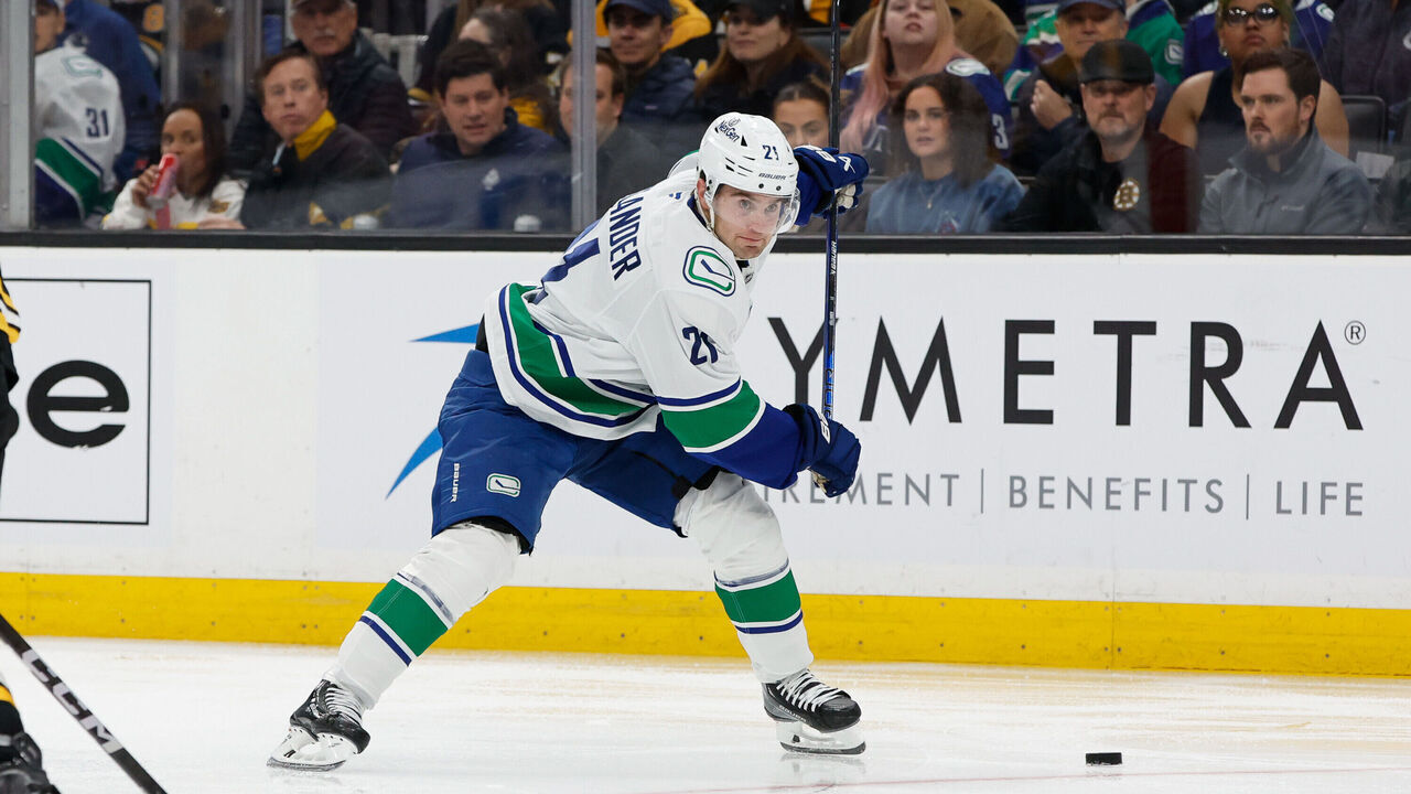 BOSTON, MASSACHUSETTS - NOVEMBER 26: Nils Hoglander #21 of the Vancouver Canucks skates against the Boston Bruins during the second period at the TD Garden on November 26, 2024 in Boston, Massachusetts. The Canucks won 2-0.