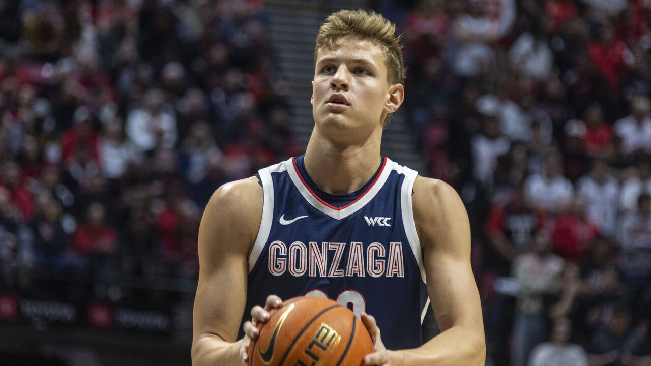 SAN DIEGO, CA - NOVEMBER 18: Gonzaga forward Ben Gregg (33) takes a free throw in the first half of a college basketball game between the Gonzaga Bulldogs and the San Diego State Aztecs on November 18, 2024, at Viejas Arena in San Diego, California