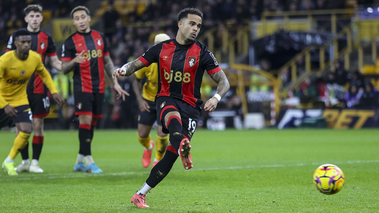 WOLVERHAMPTON, ENGLAND - NOVEMBER 30: Justin Kluivert of Bournemouth scores a hat-trick of penalties to make it 4-2 during the Premier League match between Wolverhampton Wanderers FC and AFC Bournemouth at Molineux on November 30, 2024 in Wolverhampton, England.