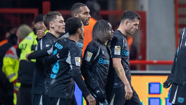 30 November 2024, Berlin: Soccer: Bundesliga, 1. FC Union Berlin - Bayer Leverkusen, Matchday 12, An der Alten Försterei. Bayer Leverkusen players celebrate after Schick's 2:1 goal. Photo: Andreas Gora/dpa - IMPORTANT NOTE: In accordance with the regulations of the DFL German Football League and the DFB German Football Association, it is prohibited to utilize or have utilized photographs taken in the stadium and/or of the match in the form of sequential images and/or video-like photo series.