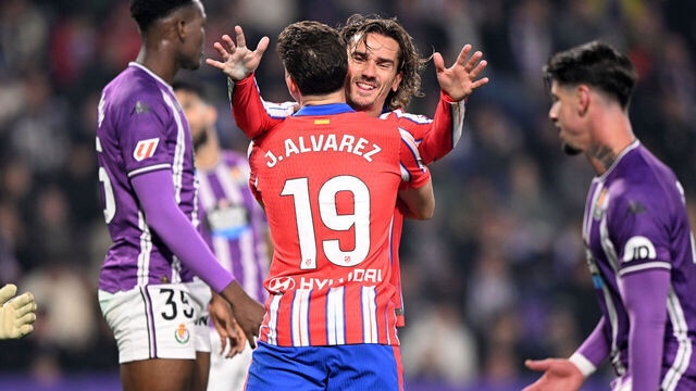 VALLADOLID, SPAIN - NOVEMBER 30: Julian Alvarez of Atletico Madrid celebrates the second goal 0-2 with Antoine Griezmann of Atletico Madrid during the LaLiga EA Sports match between Real Valladolid v Atletico Madrid at the Estadio Nuevo Jose Zorrilla on November 30, 2024 in Valladolid Spain