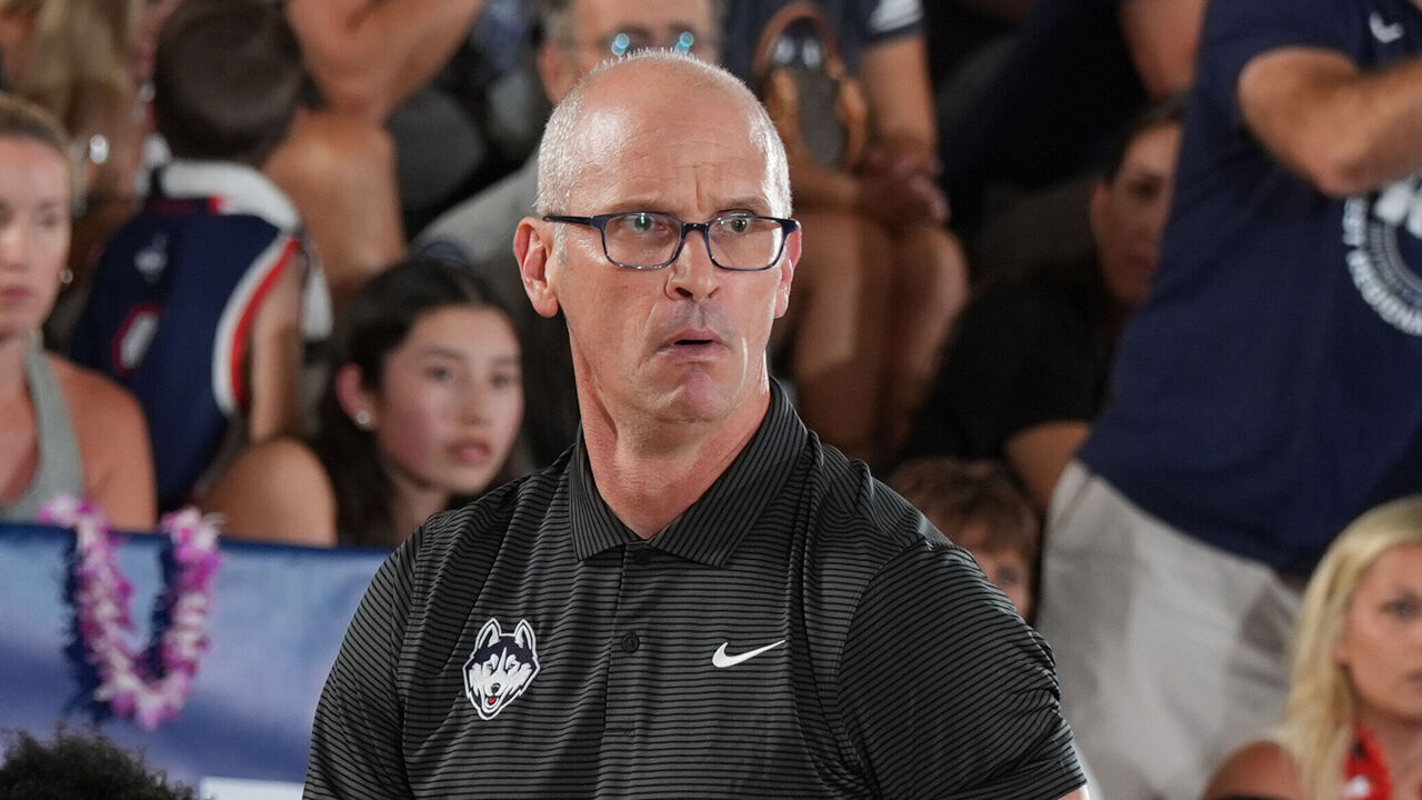 MAUI, HI - NOVEMBER 27: UCONN Huskies coach Dan Hurley coaching on the sidelines against the Dayton Flyers during the final round of the Maui Invitational on November 27, 2024, at the Lahaina Civic Center in Maui, Hawaii.