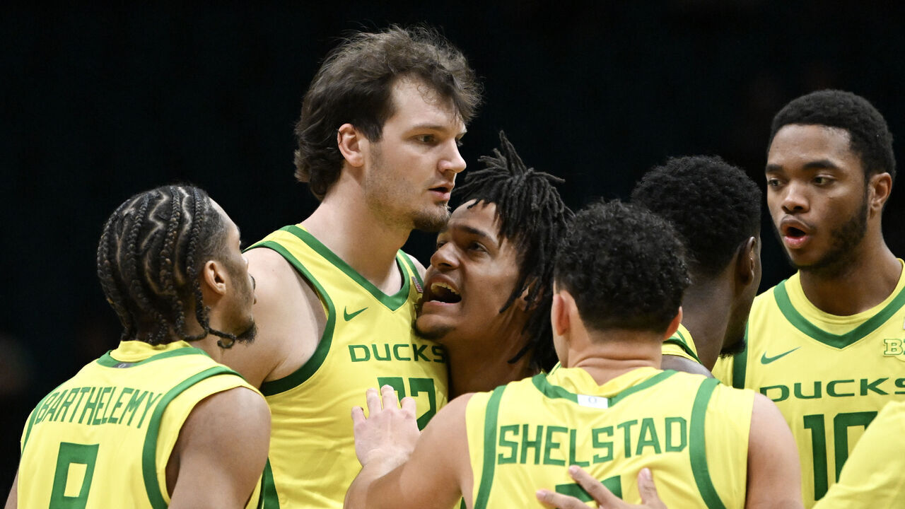 LAS VEGAS, NEVADA - NOVEMBER 30: Nate Bittle #32 of the Oregon Ducks celebrates with teammates during a timeout after scoring on the Alabama Crimson Tide in the second half of their game during the Players Era Festival basketball tournament at MGM Grand Garden Arena on November 30, 2024 in Las Vegas, Nevada. The Ducks defeated the Crimson Tide 83-81.