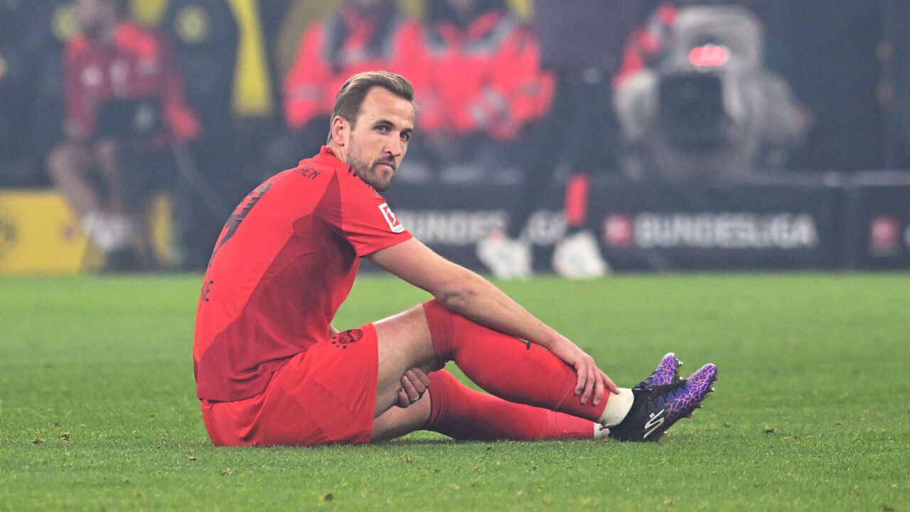 dpatop - 30 November 2024, North Rhine-Westphalia, Dortmund: Soccer: Bundesliga, Borussia Dortmund - Bayern Munich, Matchday 12, Signal Iduna Park. Munich's Harry Kane is injured on the pitch. IMPORTANT NOTE: In accordance with the regulations of the DFL German Football League and the DFB German Football Association, it is prohibited to use or have used photographs taken in the stadium and/or of the match in the form of sequential images and/or video-like photo series. Photo: Bernd Thissen/dpa