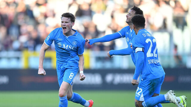 TURIN, ITALY - DECEMBER 01: Scott McTominay of Napoli celebrates scoring his team's first goal with teammates Amir Rrahmani and Giovanni Di Lorenzo during the Serie A match between Torino and Napoli at Stadio Olimpico di Torino on December 01, 2024 in Turin, Italy.