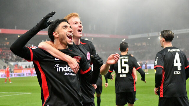dpatop - 01 December 2024, Baden-Württemberg, Heidenheim: Soccer: Bundesliga, 1. FC Heidenheim - Eintracht Frankfurt, Matchday 12, Voith-Arena. Frankfurt's Hugo Larsson (r) and goalscorer Omar Marmoush celebrate the 0:3 goal. Photo: Jan-Philipp Strobel/dpa - IMPORTANT NOTE: In accordance with the regulations of the DFL German Football League and the DFB German Football Association, it is prohibited to utilize or have utilized photographs taken in the stadium and/or of the match in the form of sequential images and/or video-like photo series.