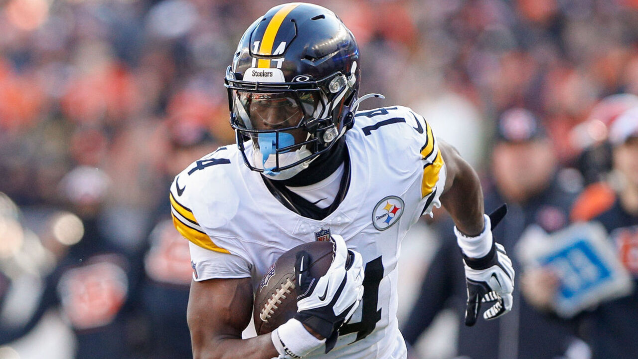 CINCINNATI, OH - DECEMBER 01: Pittsburgh Steelers wide receiver George Pickens (14) carries the ball during the game against the Pittsburgh Steelers and the Cincinnati Bengals on December 1, 2024, at Paycor Stadium in Cincinnati, OH.