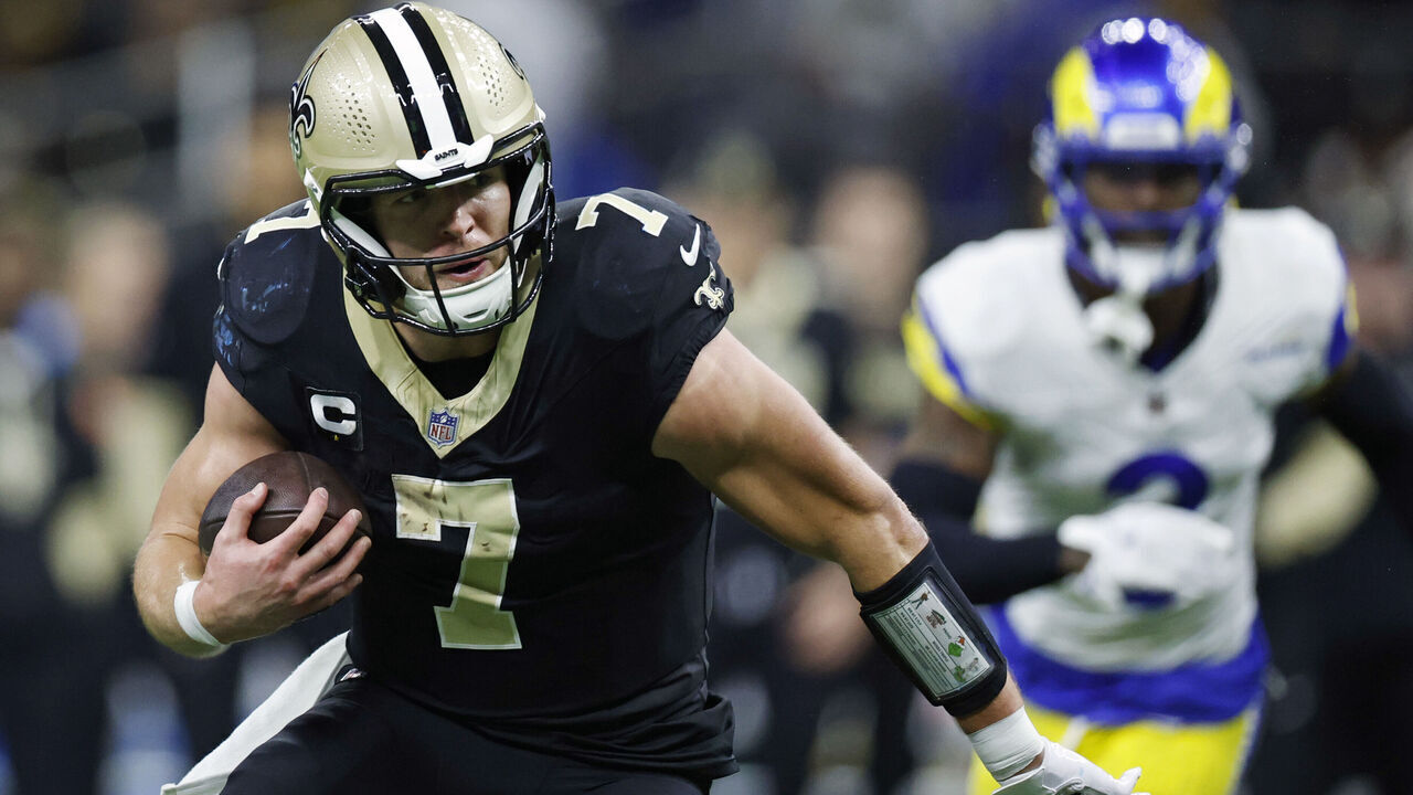 NEW ORLEANS, LOUISIANA - DECEMBER 01: Taysom Hill #7 of the New Orleans Saints carries the ball against the Los Angeles Rams during the first quarter at Caesars Superdome on December 01, 2024 in New Orleans, Louisiana.