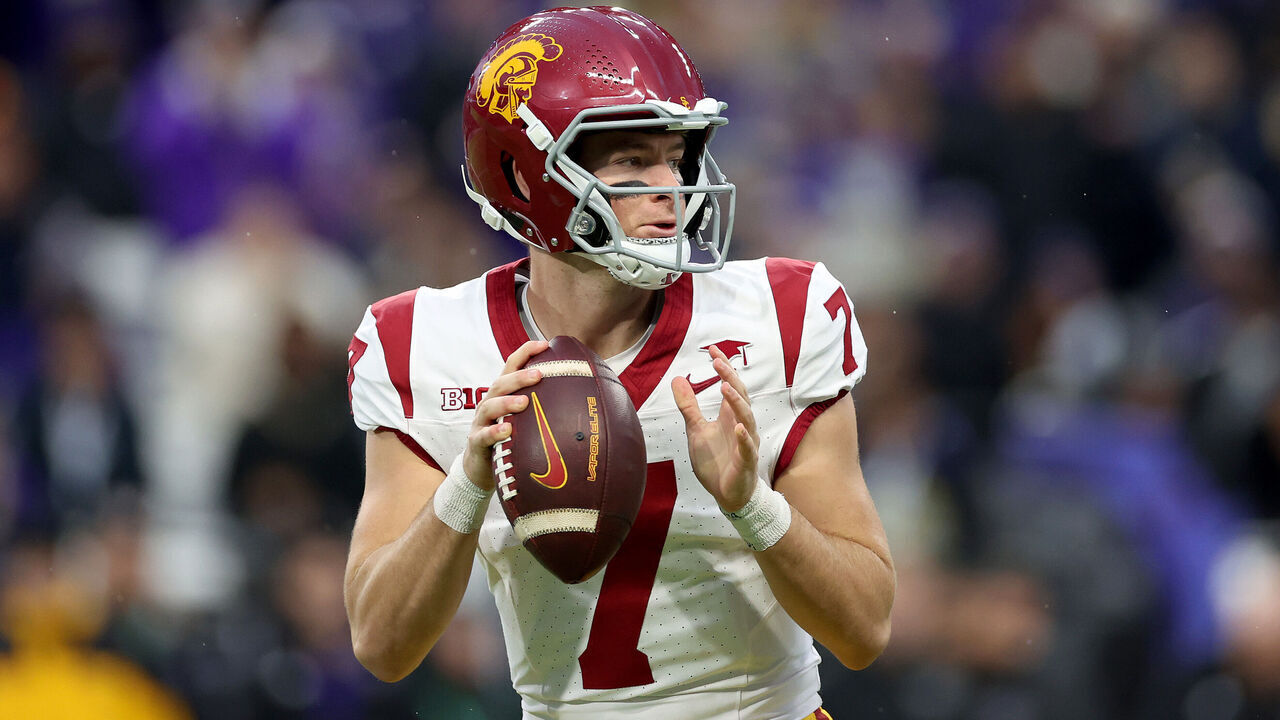 SEATTLE, WASHINGTON - NOVEMBER 02: Miller Moss #7 of the USC Trojans passes the ball against the Washington Huskies at Husky Stadium on November 02, 2024 in Seattle, Washington.