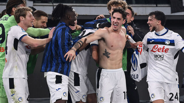 ROME, ITALY - DECEMBER 02: Nicolo' Zaniolo of Atalanta BC celebrates with teammates after scoring his team's second goal during the Serie A match between AS Roma and Atalanta BC at Stadio Olimpico on December 02, 2024 in Rome, Italy.