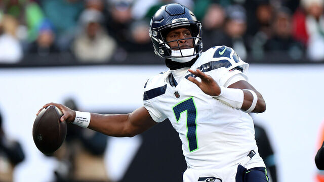 EAST RUTHERFORD, NEW JERSEY - DECEMBER 01: Geno Smith #7 of the Seattle Seahawks in action against the New York Jets at MetLife Stadium on December 01, 2024 in East Rutherford, New Jersey.