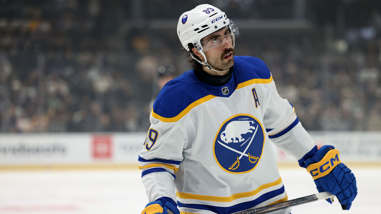 LOS ANGELES, CALIFORNIA - NOVEMBER 20: Alex Tuch #89 of the Buffalo Sabres during a 1-0 win over the Los Angeles Kings at Crypto.com Arena on November 20, 2024 in Los Angeles, California.