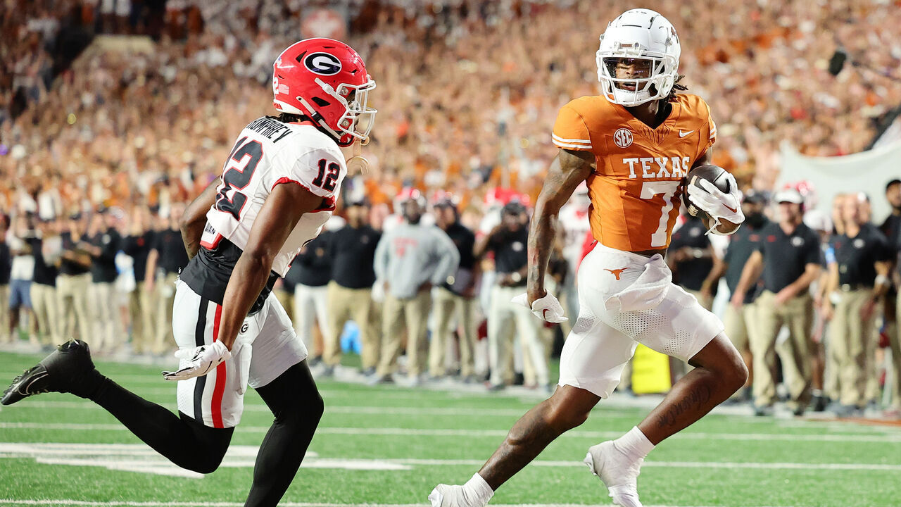 AUSTIN, TEXAS - OCTOBER 19: Isaiah Bond #7 of the Texas Longhorns scores a touchdown against Julian Humphrey #12 of the Georgia Bulldogs during the third quarter at Darrell K Royal-Texas Memorial Stadium on October 19, 2024 in Austin, Texas.