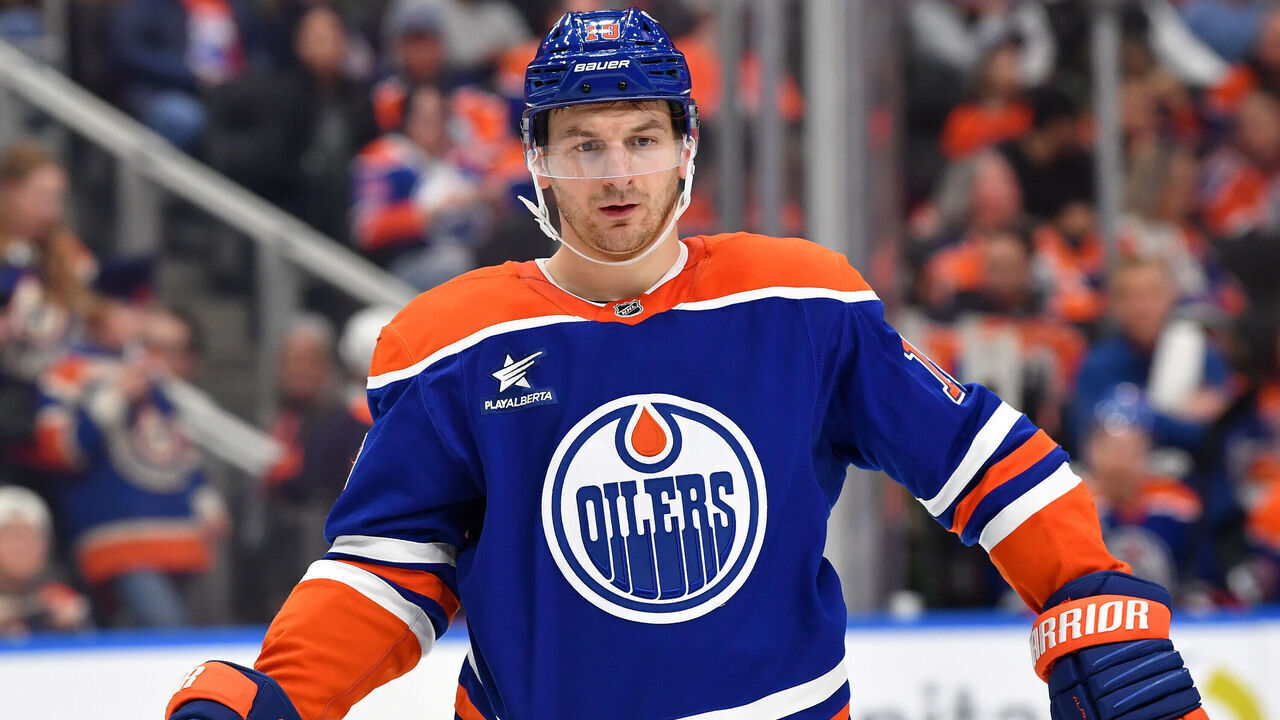 EDMONTON, CANADA - NOVEMBER 14: Zach Hyman #18 of the Edmonton Oilers awaits a face-off during the game against the Nashville Predators at Rogers Place on November 14, 2024, in Edmonton, Alberta, Canada.