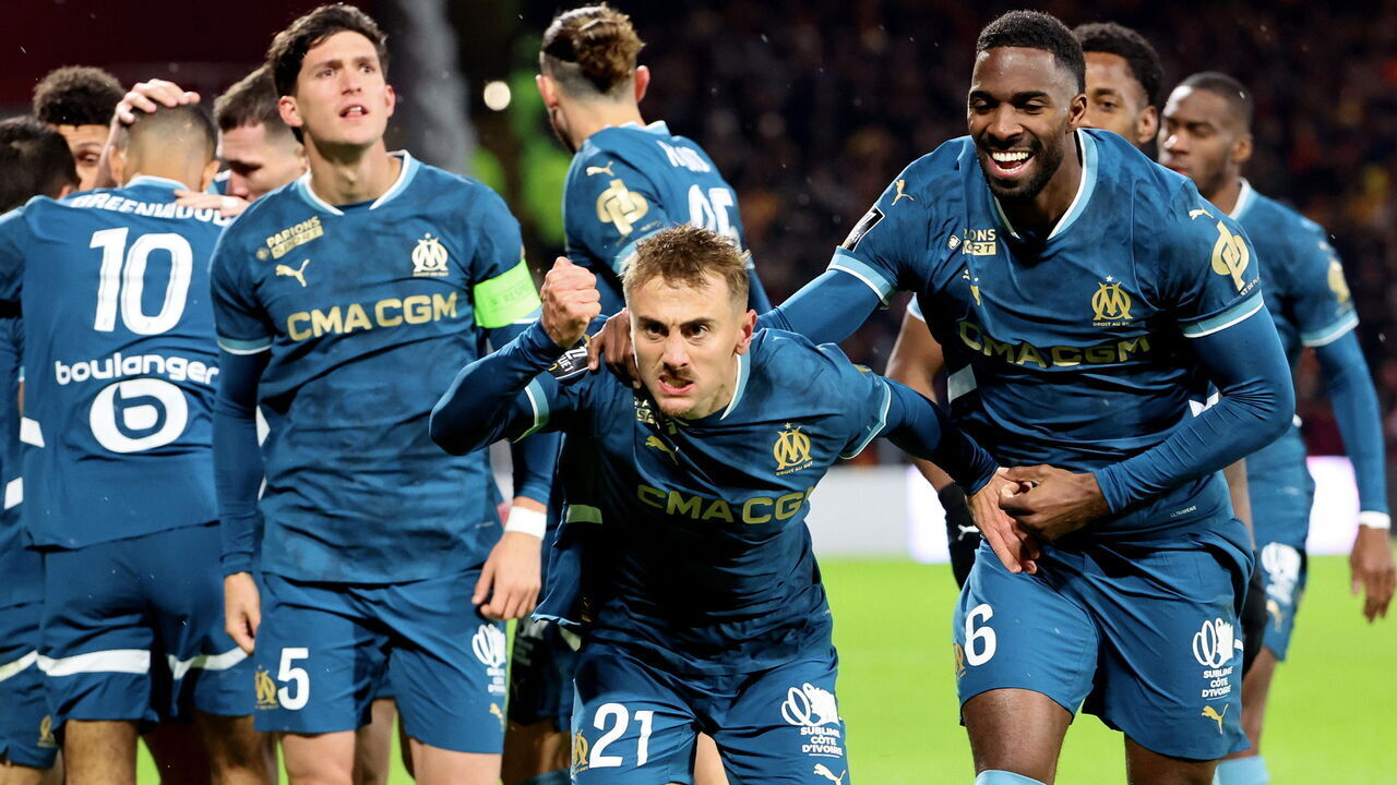 LENS, FRANCE - NOVEMBER 23: Valentin Rongier #21 of Marseille celebrate his first goal with Ulisses Garcia #6 during the Ligue 1 McDonald's match between Racing Club de Lens and Olympique de Marseille at Stade Bollaert-Delelis on November 23, 2024 in Lens, France.