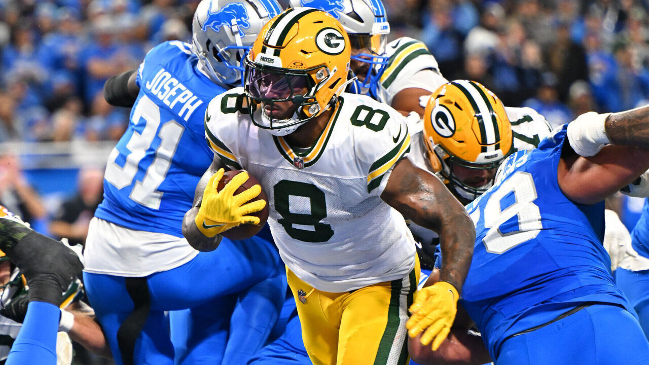 DETROIT, MI - DECEMBER 05: Green Bay Packers running back Josh Jacobs (8) busts through the line for a touchdown during the Detroit Lions versus the Green Bay Packers game on Thursday December 5, 2024 at Ford Field in Detroit, MI.