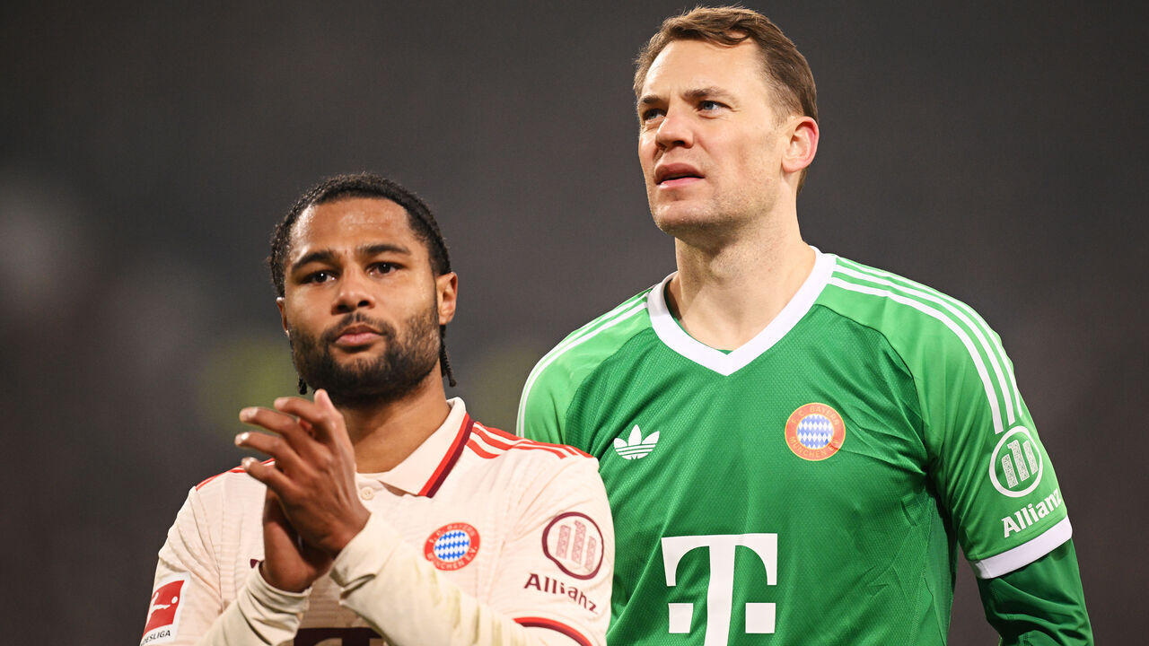 HAMBURG, GERMANY - NOVEMBER 09: Serge Gnabry of Bayern Munich applauds the fans as Manuel Neuer of Bayern Munich looks on following the Bundesliga match between FC St. Pauli 1910 and FC Bayern München at Millerntor Stadium on November 09, 2024 in Hamburg, Germany.