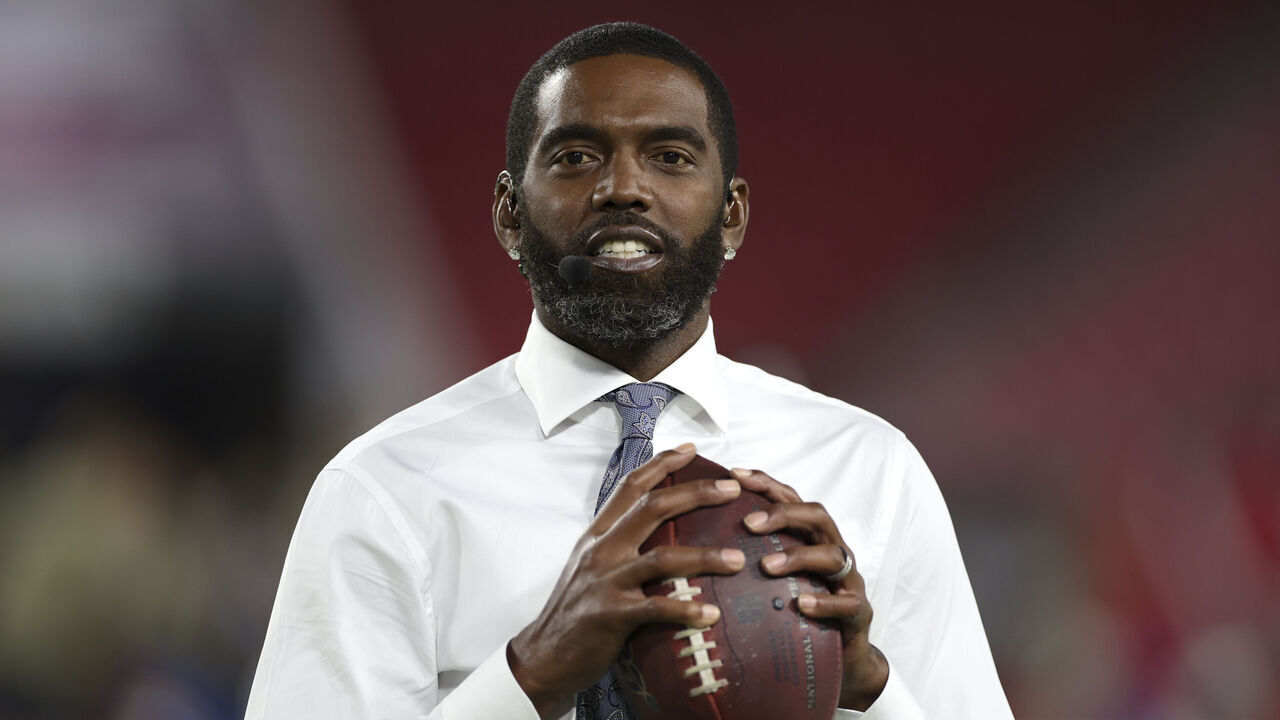 Football: ESPN analyst Randy Moss on field before Tampa Bay Buccaneers vs New York Giants game at Raymond James Stadium. Tampa, FL 11/22/2021 CREDIT: Simon Bruty