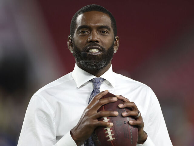 Football: ESPN analyst Randy Moss on field before Tampa Bay Buccaneers vs New York Giants game at Raymond James Stadium. Tampa, FL 11/22/2021 CREDIT: Simon Bruty
