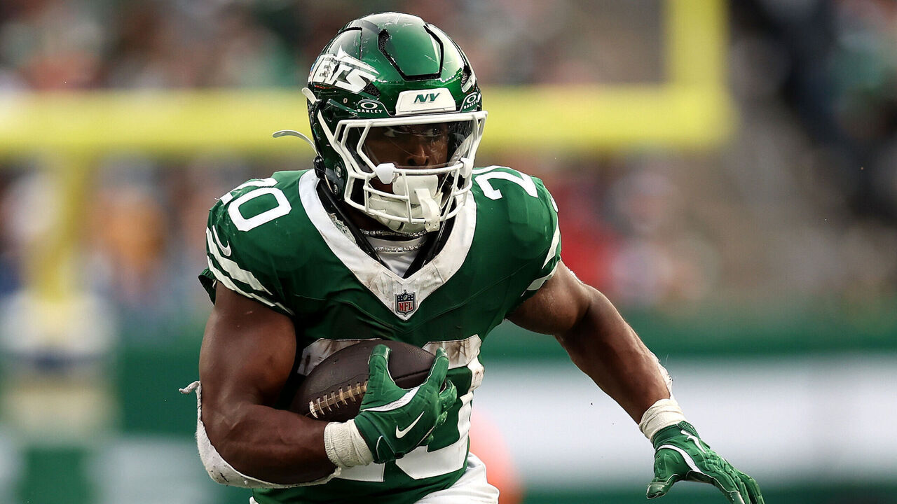 EAST RUTHERFORD, NEW JERSEY - NOVEMBER 17: Breece Hall #20 of the New York Jets in action against the Indianapolis Colts at MetLife Stadium on November 17, 2024 in East Rutherford, New Jersey.