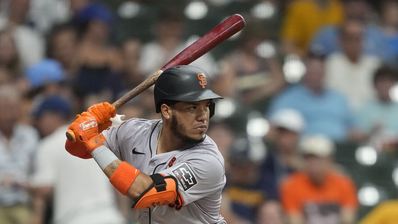 MILWAUKEE, WISCONSIN - AUGUST 27: Thairo Estrada #39 of the San Francisco Giants bats in the fifth inning against the Milwaukee Brewers at American Family Field on August 27, 2024 in Milwaukee, Wisconsin.