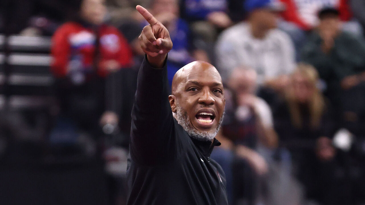 INGLEWOOD, CALIFORNIA - DECEMBER 03: Head coach Chauncey Billups of the Portland Trail Blazers calls out a play against the Los Angeles Clippers during the fourth quarter in the Emirates NBA Cup at Intuit Dome on December 03, 2024 in Inglewood, California.