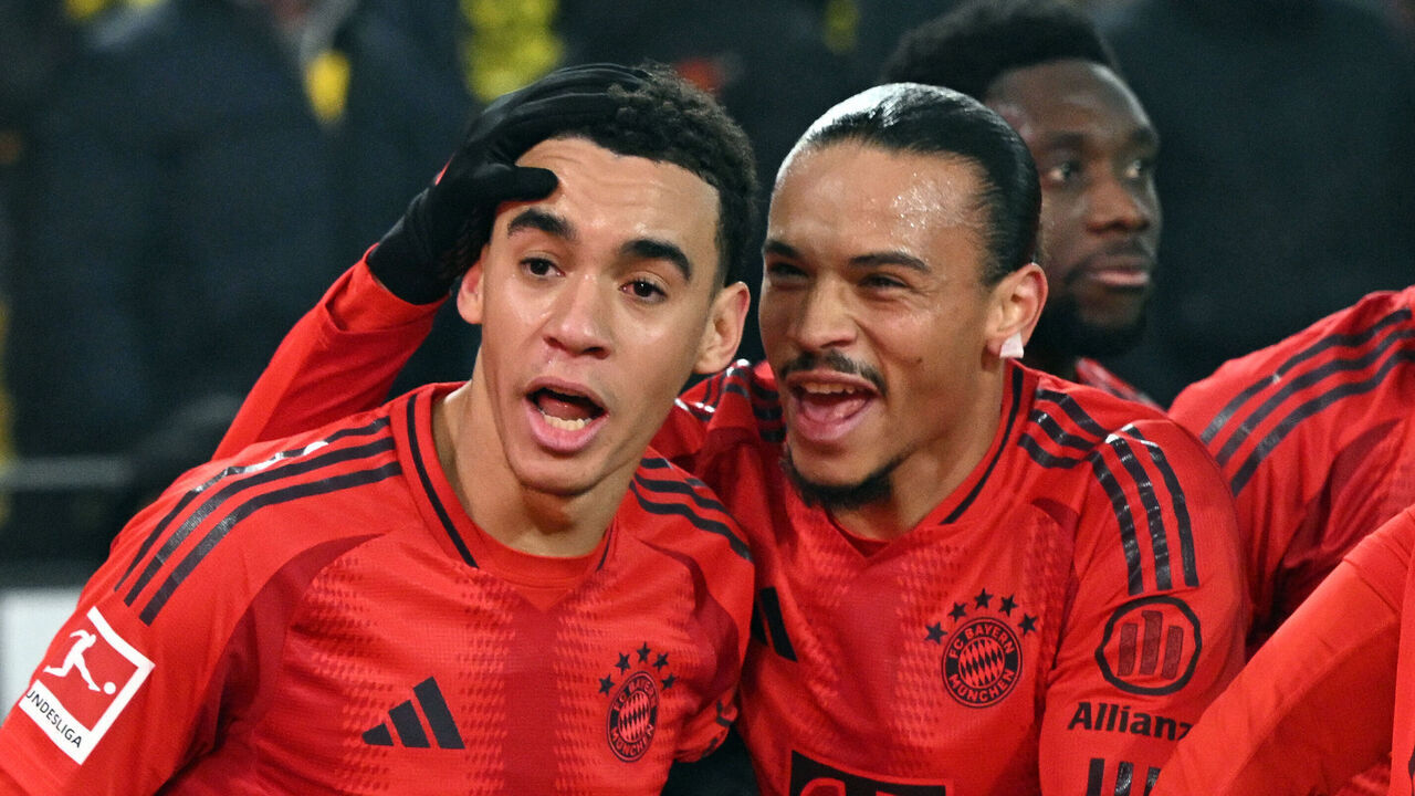 30 November 2024, North Rhine-Westphalia, Dortmund: Soccer: Bundesliga, Borussia Dortmund - Bayern Munich, Matchday 12, Signal Iduna Park, Munich's Jamal Musiala (l) and Leroy Sane celebrate the 1:1 goal. Photo: Federico Gambarini/dpa - IMPORTANT NOTE: In accordance with the regulations of the DFL German Football League and the DFB German Football Association, it is prohibited to utilize or have utilized photographs taken in the stadium and/or of the match in the form of sequential images and/or video-like photo series.