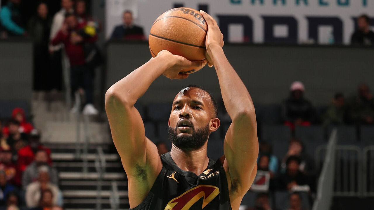 CHARLOTTE, NC - DECEMBER 7: Evan Mobley #4 of the Cleveland Cavaliers shoots the ball during the game against the Charlotte Hornets on December 7, 2024 at Spectrum Center in Charlotte, North Carolina. Mandatory Copyright Notice: Copyright 2024 NBAE