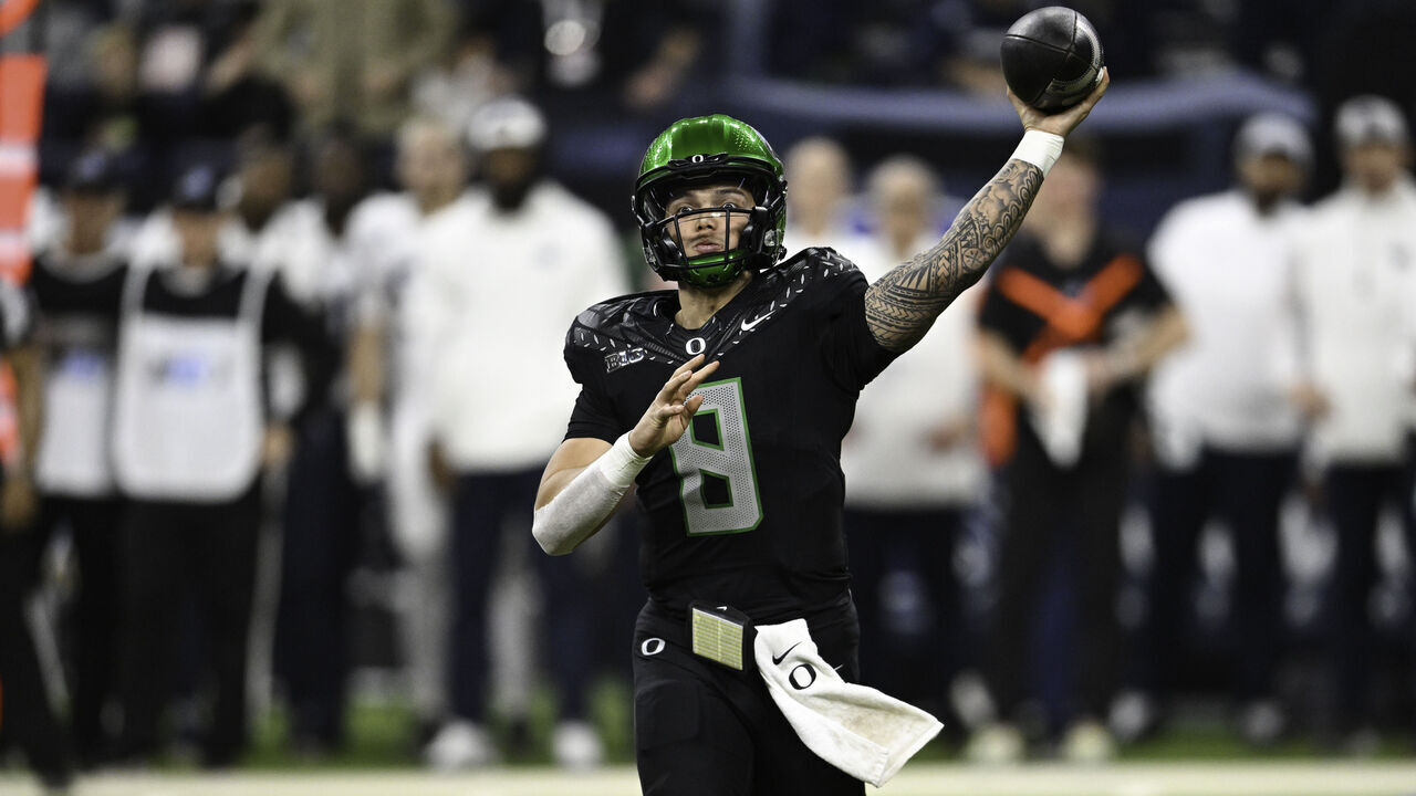 INDIANAPOLIS, IN - DECEMBER 07: Oregon Ducks QB Dillon Gabriel (8) throws a pass during a college football game between the Penn State Nittany Lions and Oregon Ducks on December 7, 2024 at Lucas Oil Stadium in Indianapolis, IN
