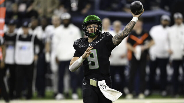 INDIANAPOLIS, IN - DECEMBER 07: Oregon Ducks QB Dillon Gabriel (8) throws a pass during a college football game between the Penn State Nittany Lions and Oregon Ducks on December 7, 2024 at Lucas Oil Stadium in Indianapolis, IN