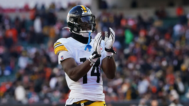 CINCINNATI, OHIO - DECEMBER 01: George Pickens #14 of the Pittsburgh Steelers celebrates in the fourth quarter against the Cincinnati Bengals at Paycor Stadium on December 01, 2024 in Cincinnati, Ohio.