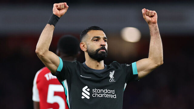LONDON, ENGLAND - OCTOBER 27: Mohamed Salah of Liverpool celebrates after scoring a goal to make it 2-2 during the Premier League match between Arsenal FC and Liverpool FC at Emirates Stadium on October 27, 2024 in London, England.