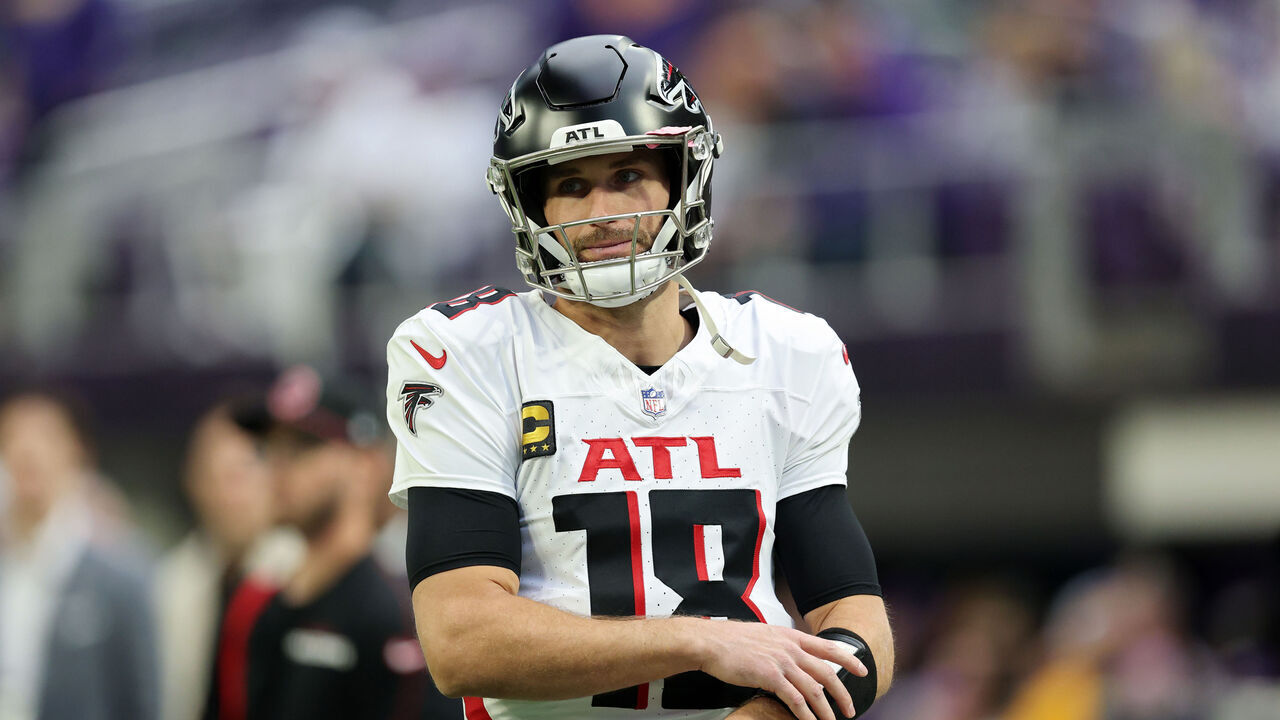 MINNEAPOLIS, MINNESOTA - DECEMBER 08: Kirk Cousins #18 of the Atlanta Falcons looks on before the game against the Minnesota Vikings at U.S. Bank Stadium on December 08, 2024 in Minneapolis, Minnesota.