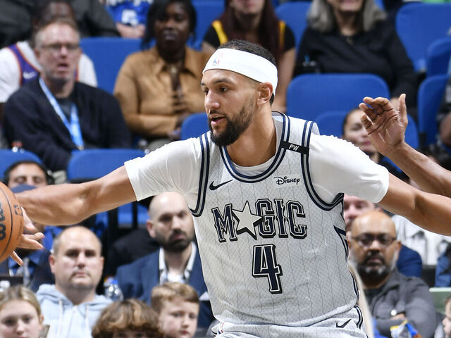 Suggs scores 26, Magic beat Suns for 10th straight win at home | theScore.com