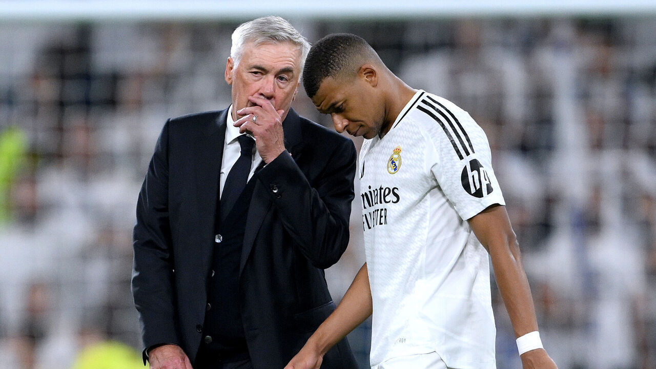 MADRID, SPAIN - SEPTEMBER 21: Carlo Ancelotti, Head Coach of Real Madrid, speaks to Kylian Mbappe at the end of the LaLiga match between Real Madrid CF and RCD Espanyol de Barcelona at Estadio Santiago Bernabeu on September 21, 2024 in Madrid, Spain.