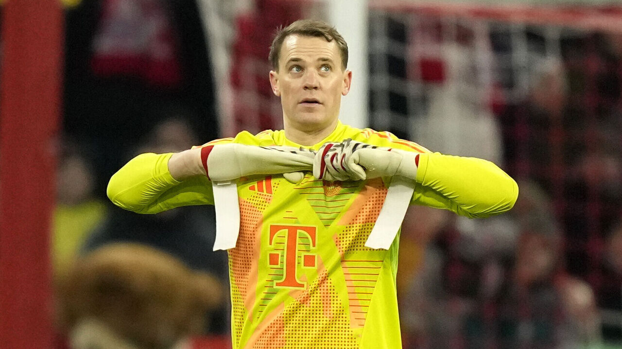MUNICH, GERMANY - DECEMBER 03: Manuel Neuer of Bayern Munich reacts, as he leaves the pitch, after receiving a red card during the DFB Cup round of 16 match between FC Bayern München and Bayer 04 Leverkusen at Allianz Arena on December 03, 2024 in Munich, Germany.