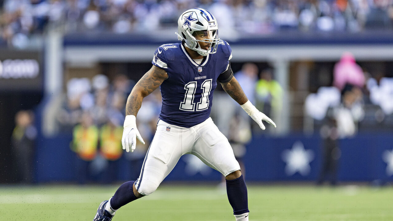 ARLINGTON, TEXAS - OCTOBER 30: Micah Parson #11 of the Dallas Cowboy at the line of scrimmage during a game against the Chicago Bears at AT&T Stadium on October 30, 2022 in Arlington, Texas. The Cowboys defeated the Bears 49-29.