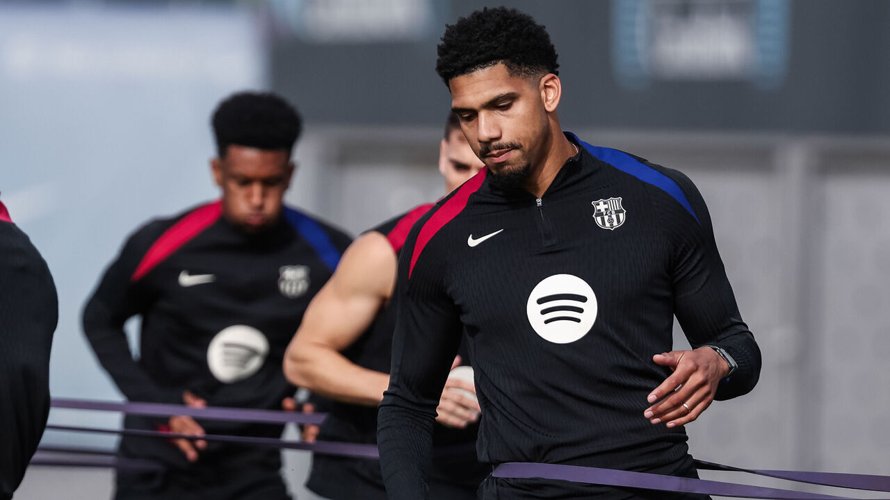 SANT JOAN DESPI, SPAIN - DECEMBER 02: Ronald Araujo during the training day of FC Barcelona ahead the Spanish League, La Liga EA Sports, football match against RCD Mallorca at Ciudad Esportiva Joan Gamper on December 02, 2024 in Sant Joan Despi, Barcelona, Spain.