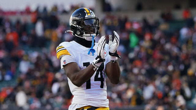 CINCINNATI, OHIO - DECEMBER 01: George Pickens #14 of the Pittsburgh Steelers celebrates in the fourth quarter against the Cincinnati Bengals at Paycor Stadium on December 01, 2024 in Cincinnati, Ohio.