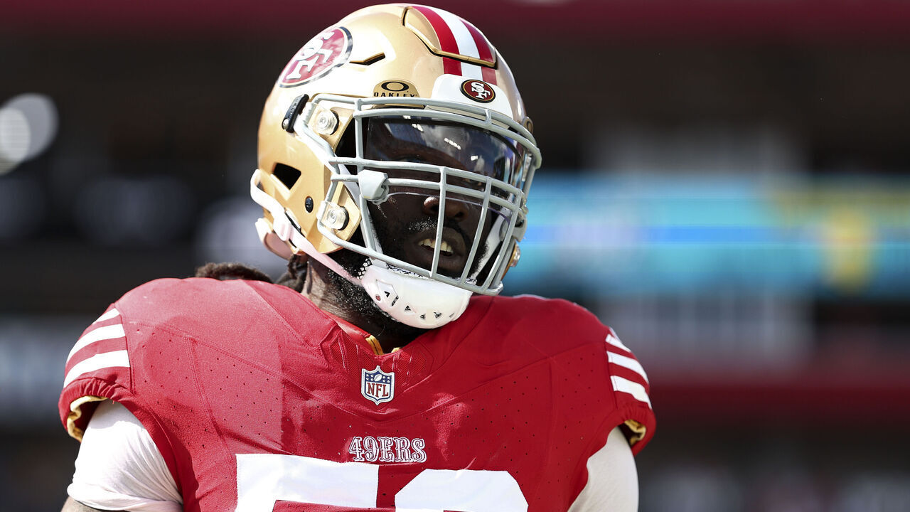 TAMPA, FLORIDA - NOVEMBER 10: De'Vondre Campbell #59 of the San Francisco 49ers looks on prior to an NFL football game against the Tampa Bay Buccaneers at Raymond James Stadium on November 10, 2024 in Tampa, Florida.