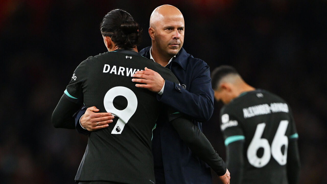 LONDON, ENGLAND - OCTOBER 27: Darwin Nunez of Liverpool is embraced by Arne Slot, Manager of Liverpool, after the Premier League match between Arsenal FC and Liverpool FC at Emirates Stadium on October 27, 2024 in London, England.
