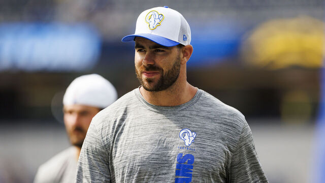 INGLEWOOD, CALIFORNIA - AUGUST 17: Tyler Higbee #89 of the Los Angeles Rams on the sideline during a preseason game against the Los Angeles Chargers at SoFi Stadium on August 17, 2024 in Inglewood, California.