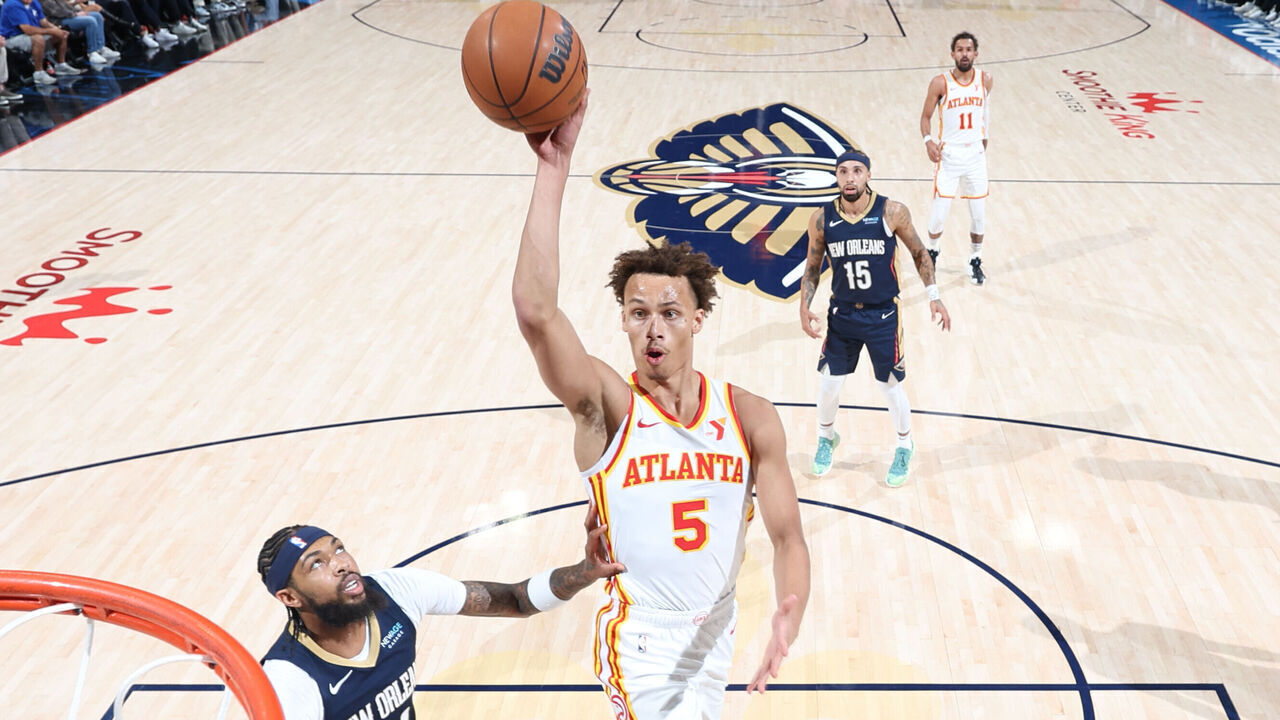 CHICAGO, IL - NOVEMBER 3: Dyson Daniels #5 of the Atlanta Hawks shoots the ball during the game against the New Orleans Pelicans on November 3, 2024 at United Center in Chicago, Illinois. Mandatory Copyright Notice: Copyright 2024 NBAE
