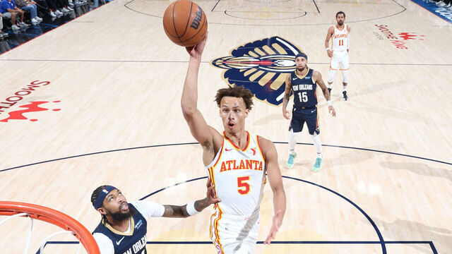 CHICAGO, IL - NOVEMBER 3: Dyson Daniels #5 of the Atlanta Hawks shoots the ball during the game against the New Orleans Pelicans on November 3, 2024 at United Center in Chicago, Illinois. Mandatory Copyright Notice: Copyright 2024 NBAE