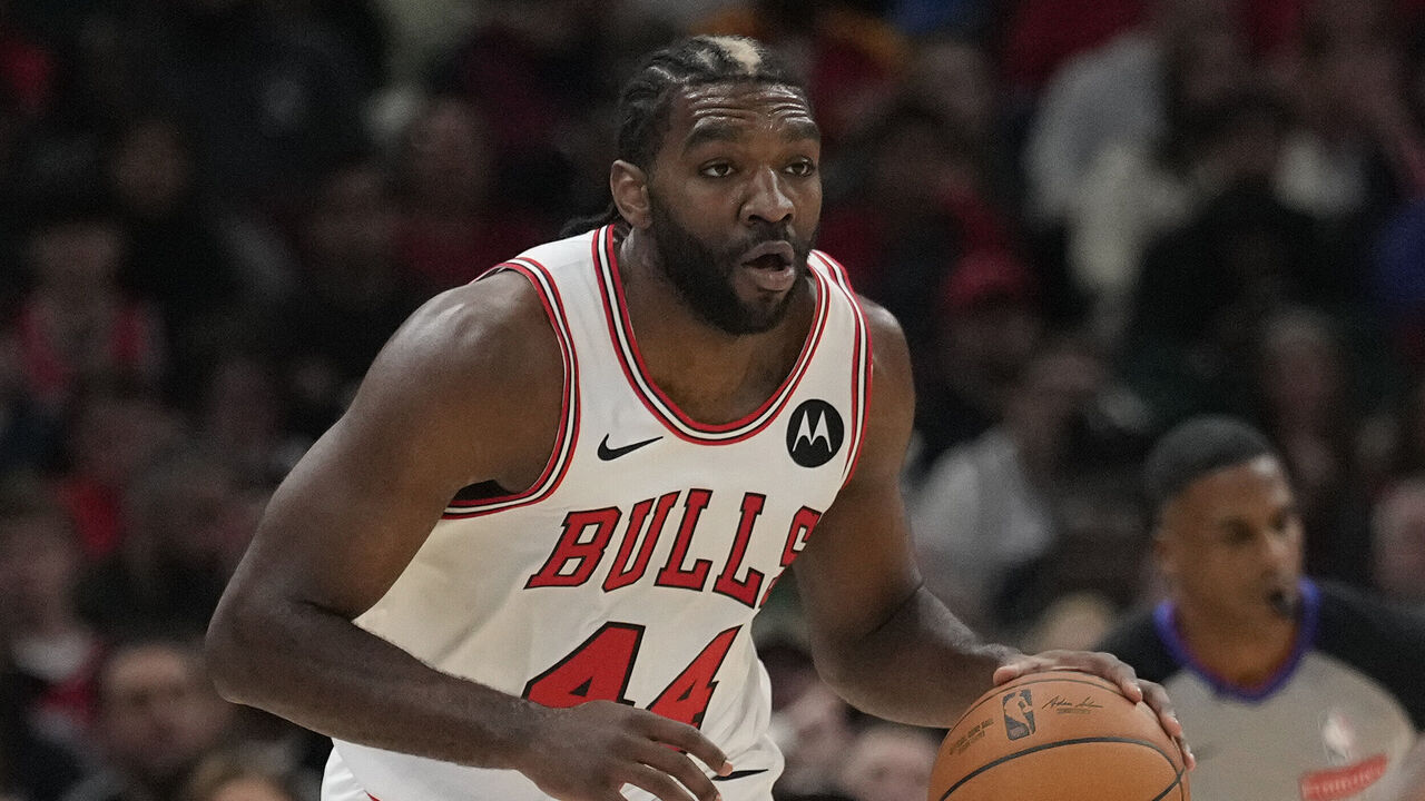 CHICAGO, ILLINOIS - NOVEMBER 17: Patrick Williams #44 of the Chicago Bulls dribbles the ball against the Houston Rockets during the first quarter at the United Center on November 17, 2024 in Chicago, Illinois.